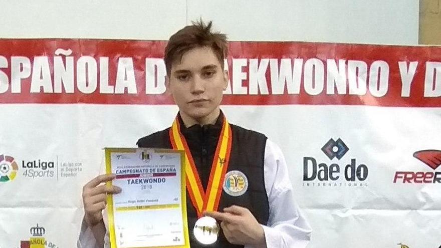 Hugo Arillo, campeón de España Júnior de taekwondo.