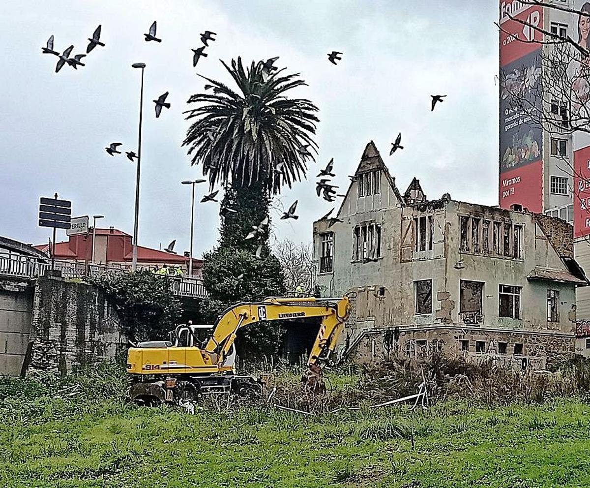 Inicio del derribo de la Casa Carnicero el 31 de diciembre.   | // L.O.