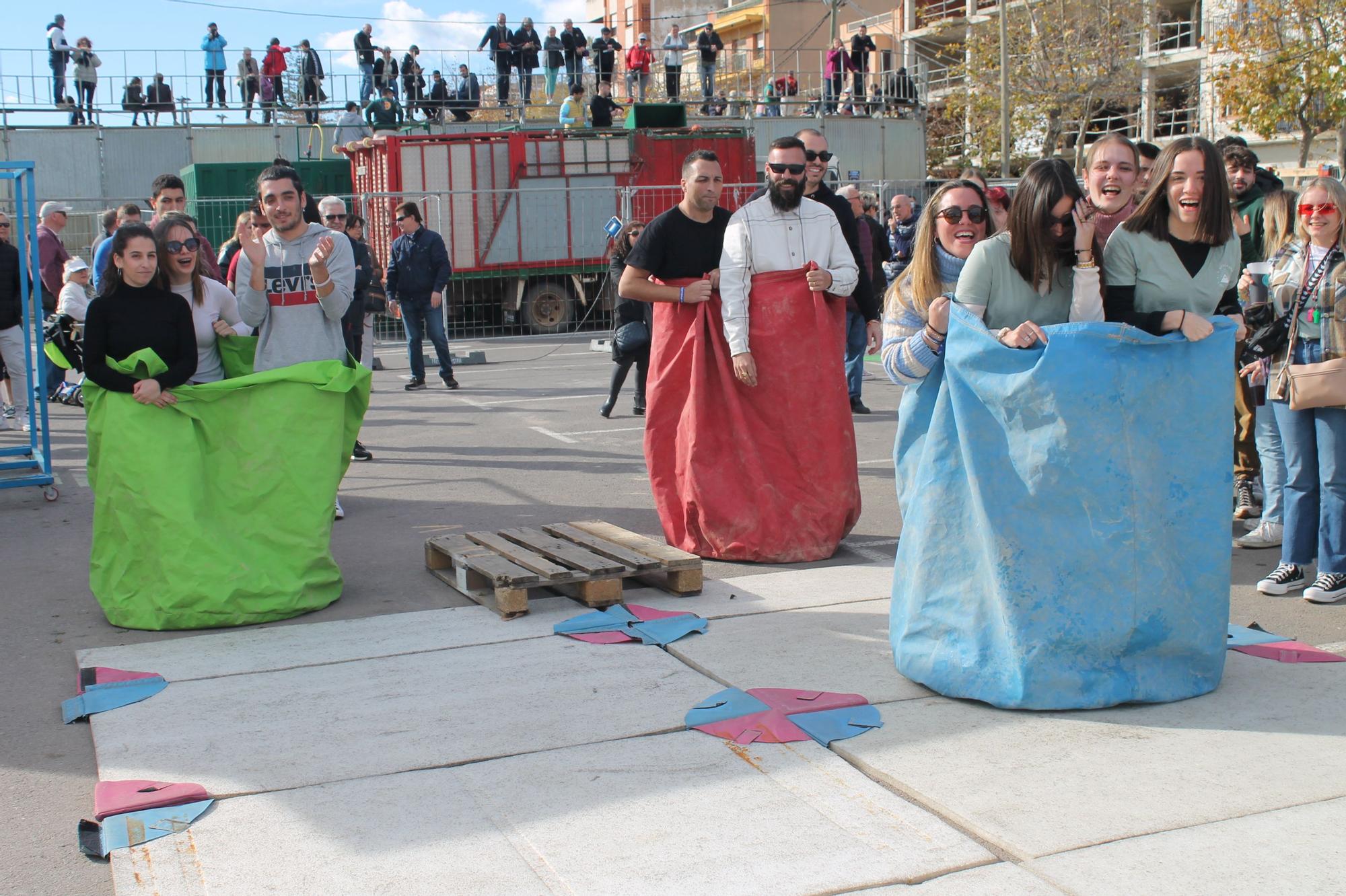 El Día de Peñas y el desfile infantil de disfraces de las fiestas de Benicàssim, en imágenes