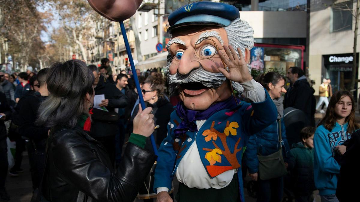 LHome dels Nassos ha dado su tradicional paseo por las calles de Barcelona para dar la bienvenida al año nuevo mientras repartiendo narices de pega a los niños y chocolate caliente. El cabezudo del artesano Amadeu Fuster que se estrenó en 1997 hace creer a los niños y niñas que por las calles de la ciudad podrán ver a un hombre con tantas narices como días tiene el año y hace de mensajero y comunica a las autoridades los deseos de los ciudadanos y entrega la llave que abre la puerta del nuevo año