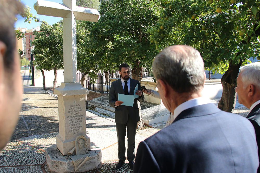 Inauguración de una obra escultórica de Juan Vega dedicada a Torrijos en el Cementerio de San Miguel