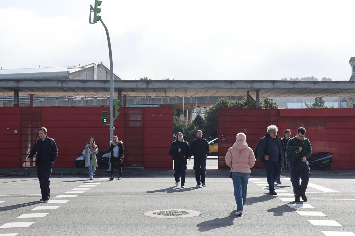 Cambio de turno de los trabajadores de Stellantis Vigo en su factoría de Balaídos. Entrada. Salida