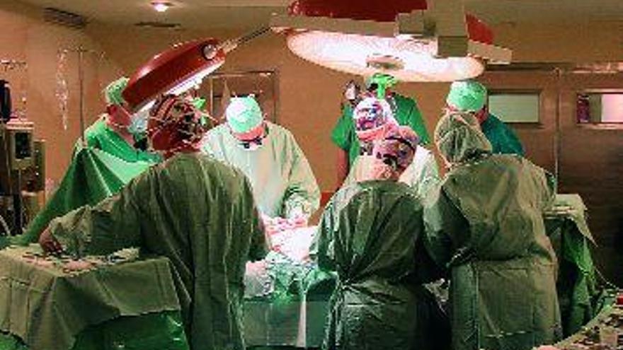 Una intervención quirúrgica en los quirófanos del CHOU. / iñaki osorio