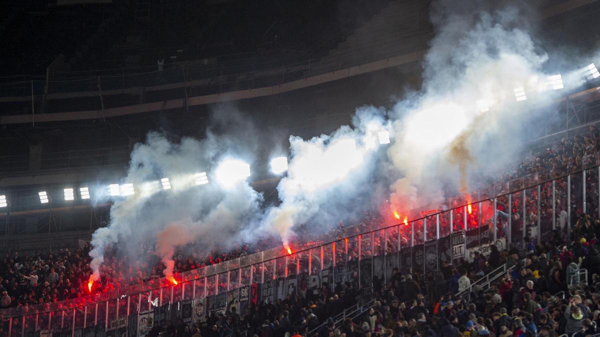 Aficionados del Eintracht encienden bengalas en el Camp Nou.