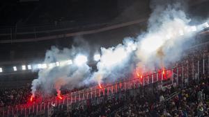 Aficionados del Eintracht encienden bengalas en el Camp Nou.