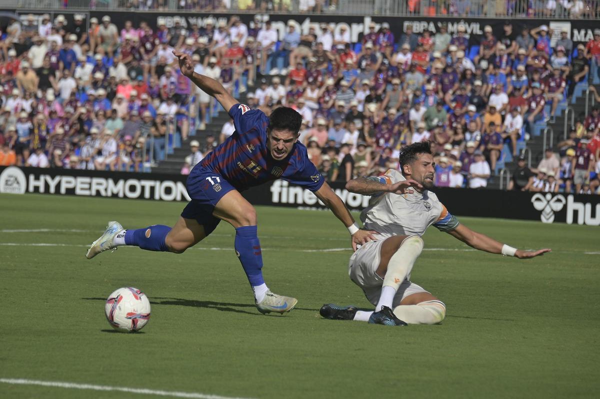 Eldense-Castellón: El Eldense sale malherido del vendaval (2-3)