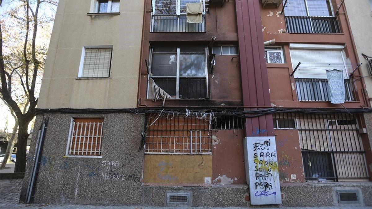 Bajos de un edifició de Sant Roc que se incendió en febrero del 2018.