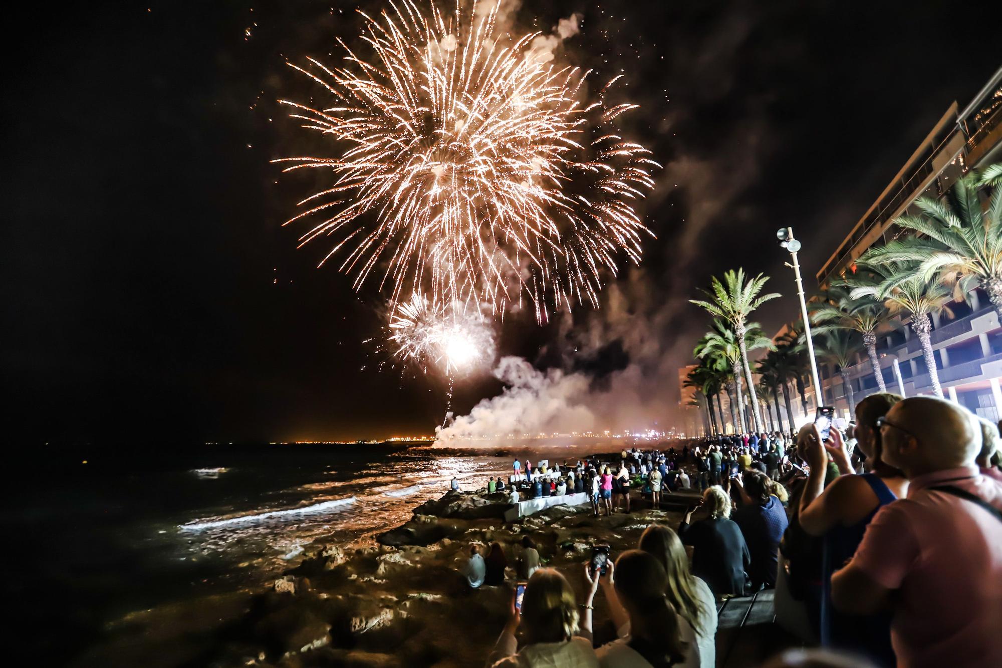 Espectacular castillo de fuegos en Torrevieja por la noche de San Juan