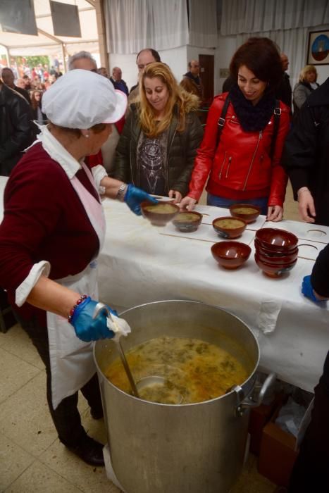 Fiestas gastronómicas en Galicia | El Caldo de Mourente calienta a 5.000 comensales