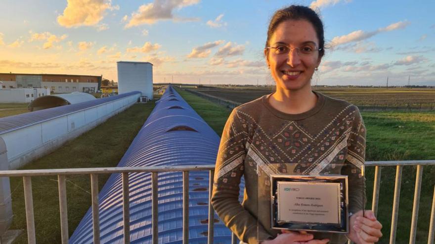 Alba Romero sostiene el premio otorgado por el observatorio europeo Virgo.