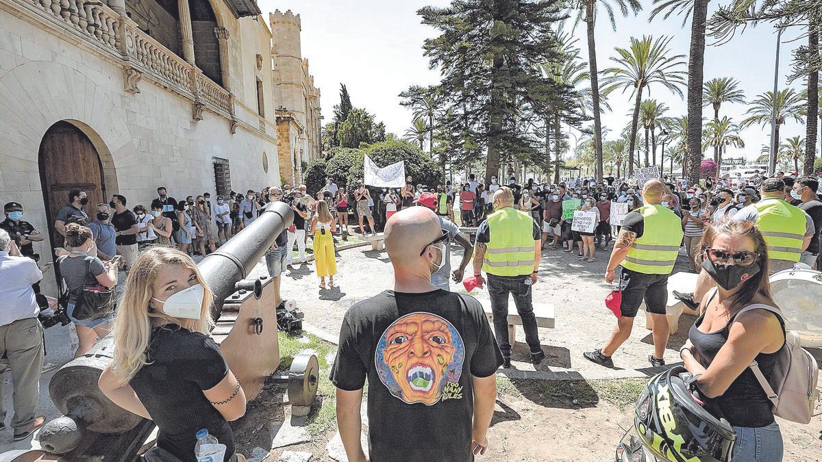 Imagen de protesta organizada este verano por el sector del ocio nocturno frente a la sede del Govern.