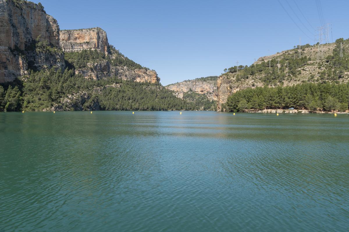 La mejor manera de descubrir este paisaje es a bordo del barco que recorre el embalse