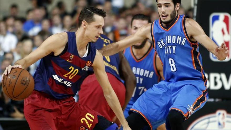 Abrines (d) defiende al alero sueco del Barça Lassa Marcus Eriksson.