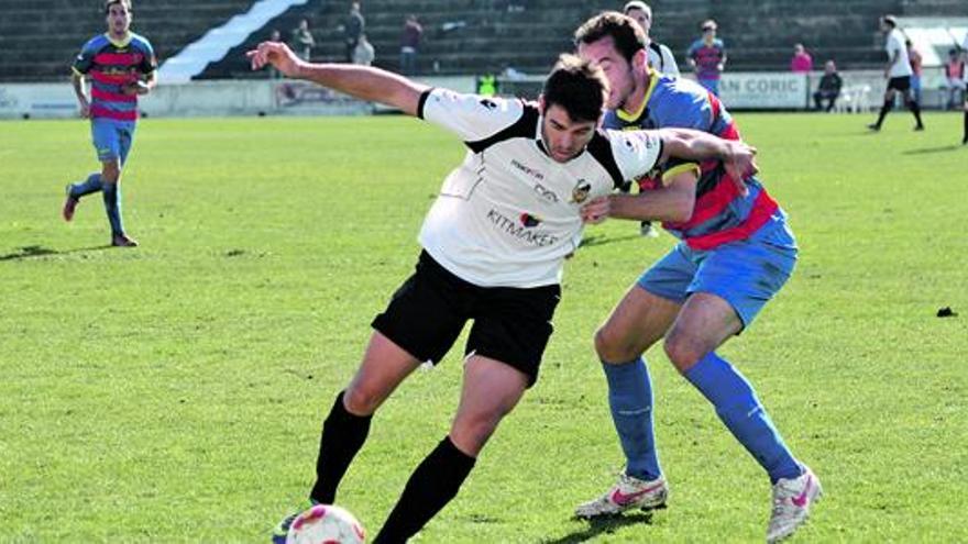 Forteza controla y protege el balón ante un rival en el partido de ayer en Inca.