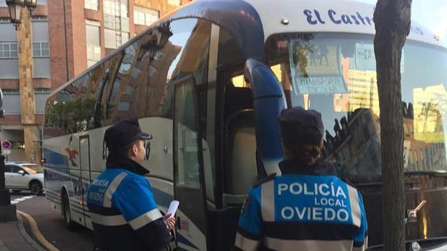 Cinco autobuses escolares realizaban sus servicios en Oviedo sin autorización para hacer paradas