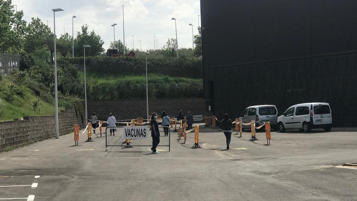 Ciudadanos accediendo al pabellón 1 de Ifeme para la vacunación, ayer.