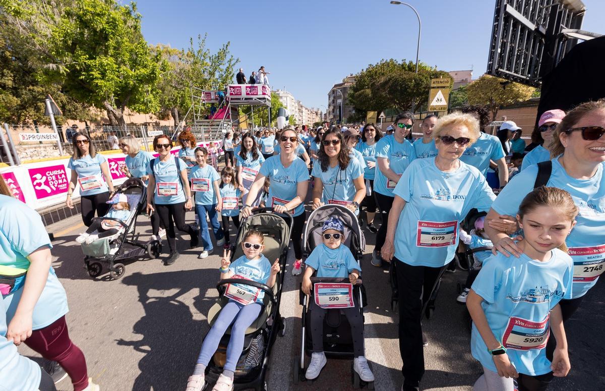 Mujeres de varias generaciones en la carrera.