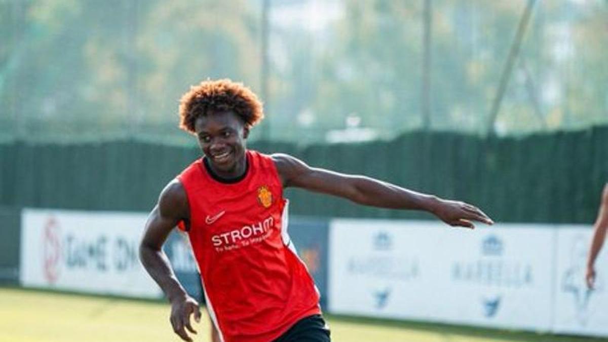 Abou, con su nuevo peinado en el Marbella Football Center.
