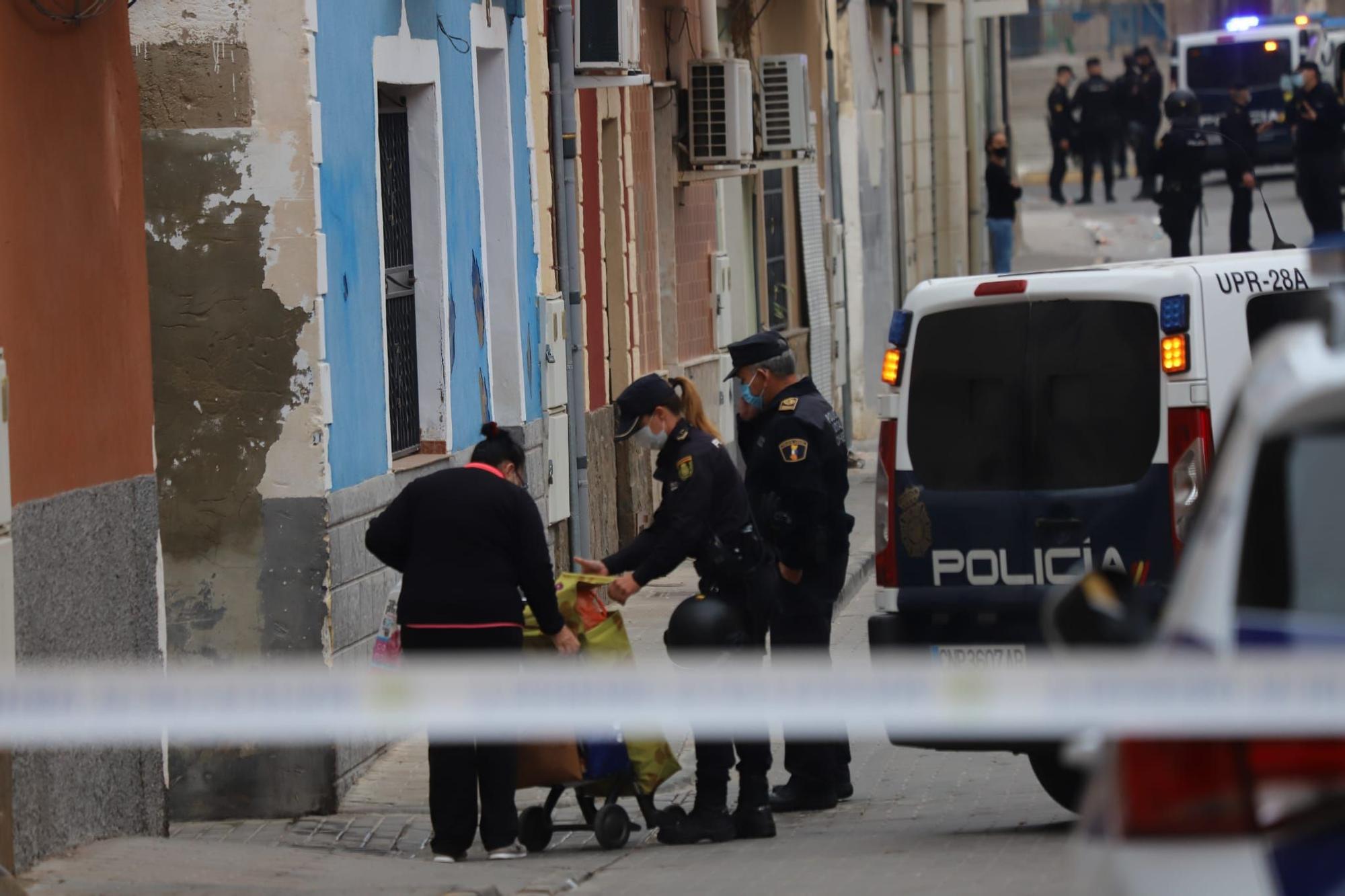 Enorme despliegue policial en una operación antidroga en la calle Arriba de Orihuela