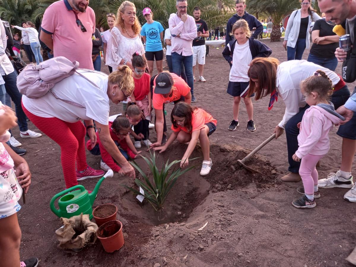 Jinámar celebró este viernes un encuentro comunitario con los vecinos y la alcaldesa.