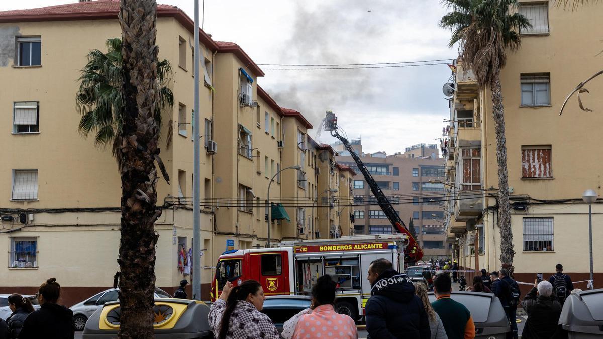 Los vecinos del incendio de Miguel Hernández en Alicante acuden al Síndic tras 21 días en un hotel: “Psicológicamente es insufrible”