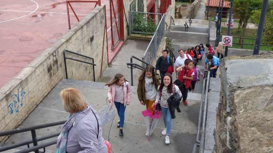 Salida de los alumnos del colegio Maestro Casanova en Cangas del Narcea, ayer, a las dos de la tarde.