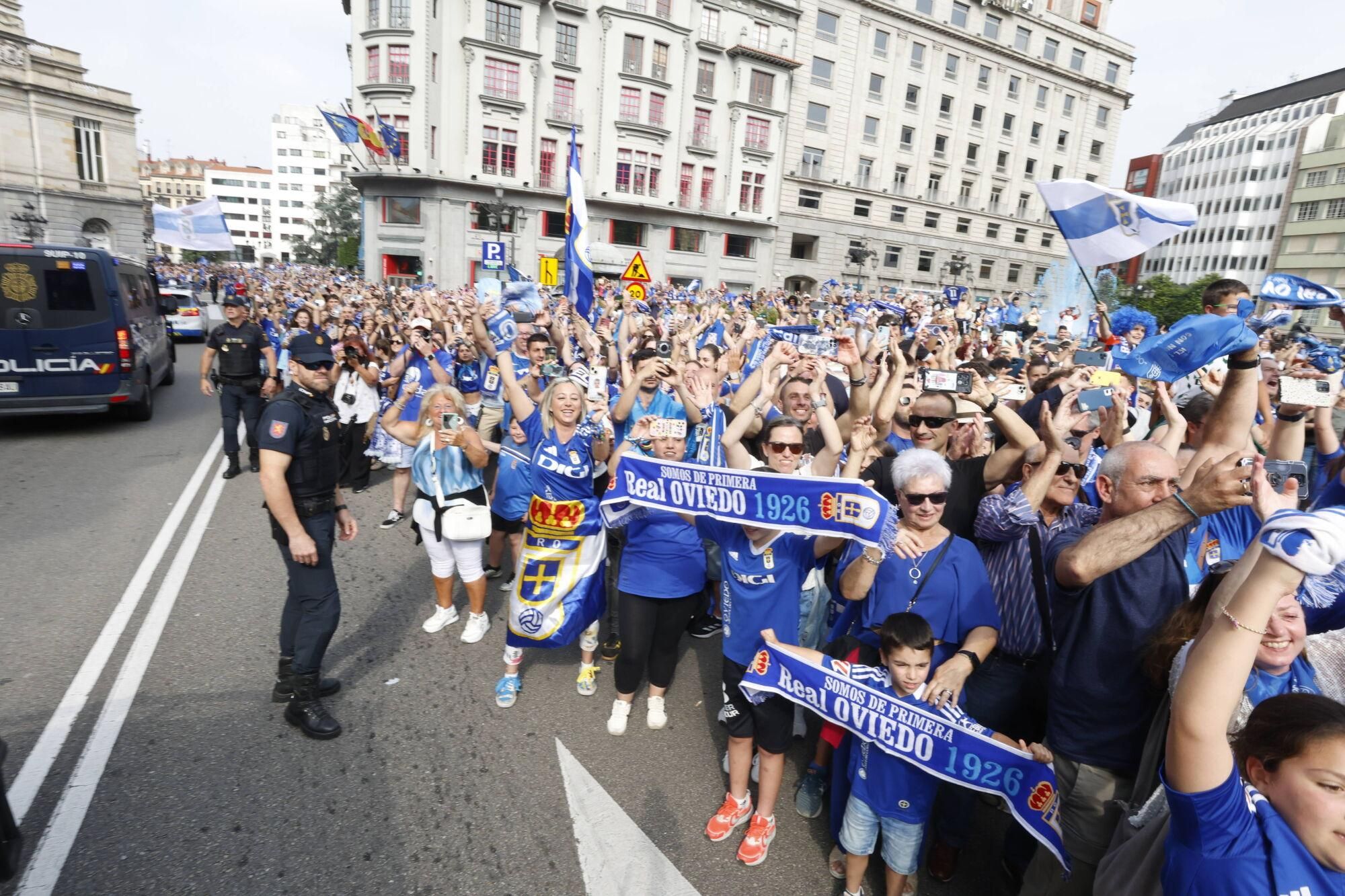 Locura azul en las calles de Oviedo para celebrar el ascenso del equipo a Primera División