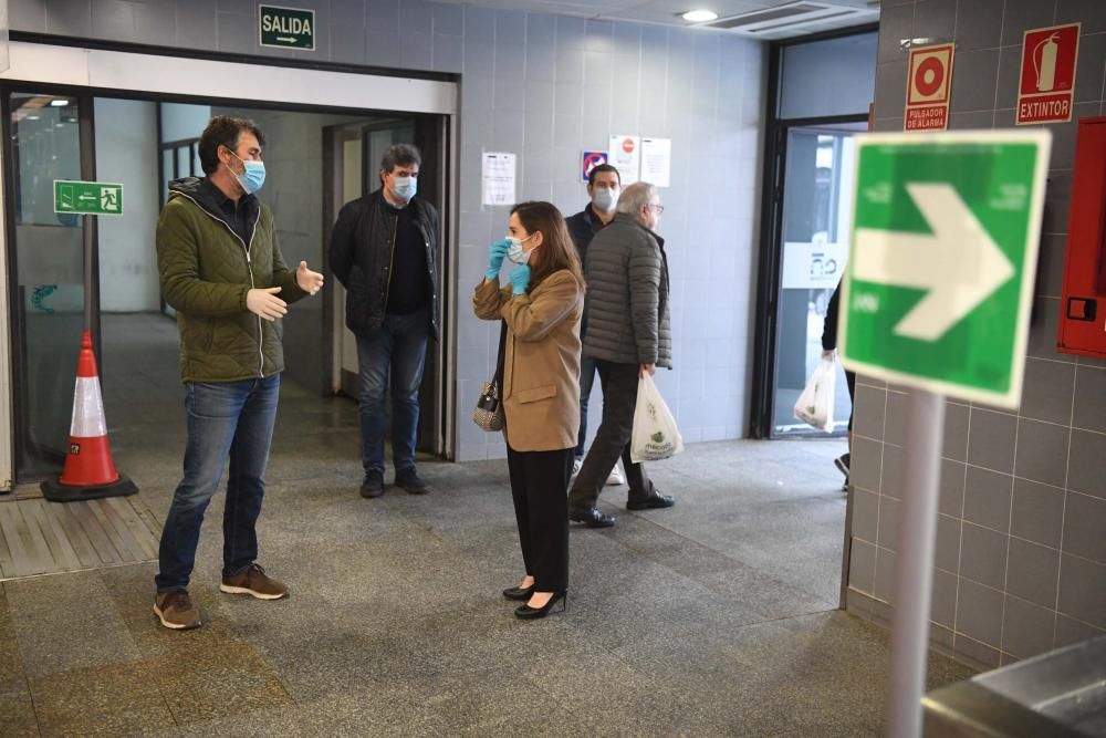 La alcaldesa Inés Rey visita los mercados municipales de Eusebio da Garda y San Agustín.