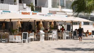 Ses Figueretes: hoteles para ricos en una playa popular