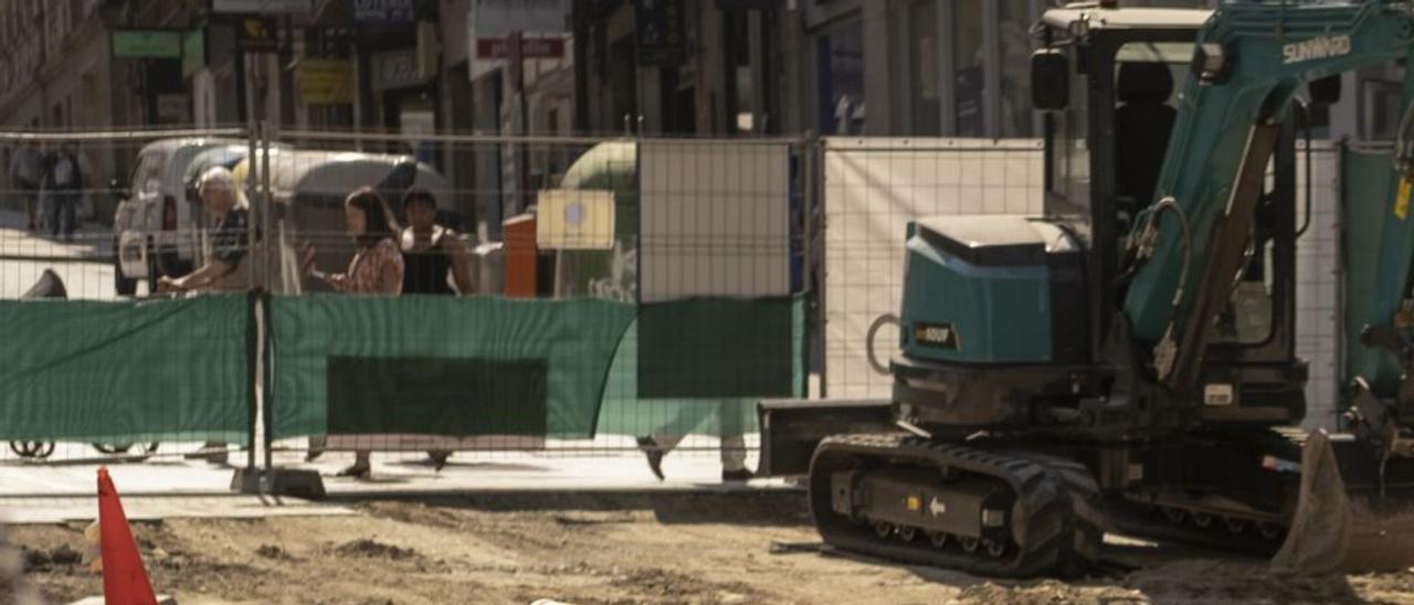 Obreros en el asfaltado de una calle. |   // BRAIS LORENZO