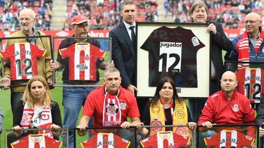 Part dels representants de les 17 penyes oficials del Girona amb el president del club, Delfí Geli