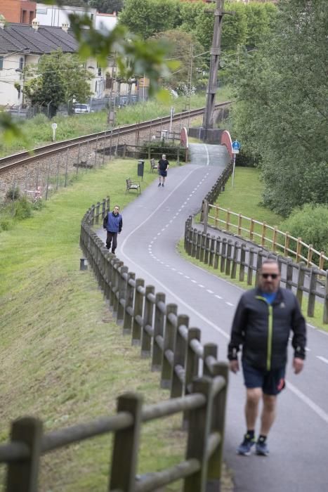 Avilés se llena de deportistas en la primera fase del desconfinamiento.