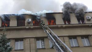 Los bomberos trabajan en el sitio de un edificio dañado por un ataque militar ruso, en la localidad de Járkov, en Ucrania, el 12 de septiembre de 2022.