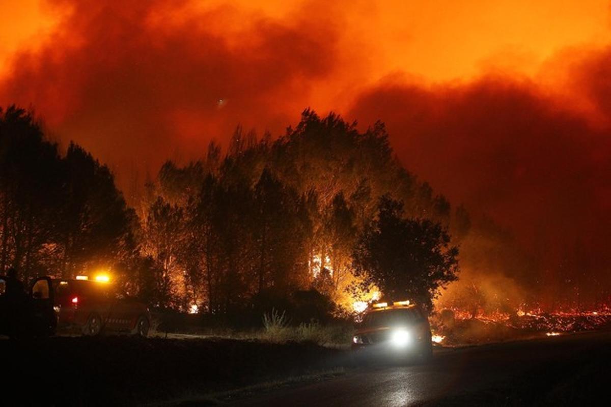 Les flames i la intensa fumera, des de la carretera de Foixà.