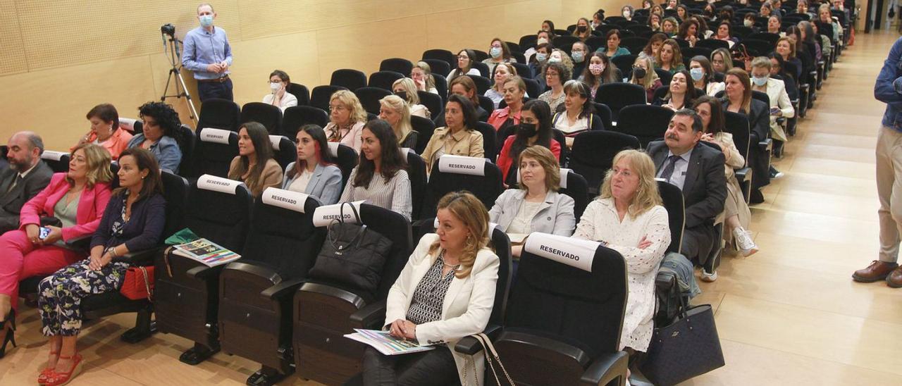 Participantes en la jornada de emprendimiento, ayer, en el Marcos Valcárcel. |   // IÑAKI OSORIO