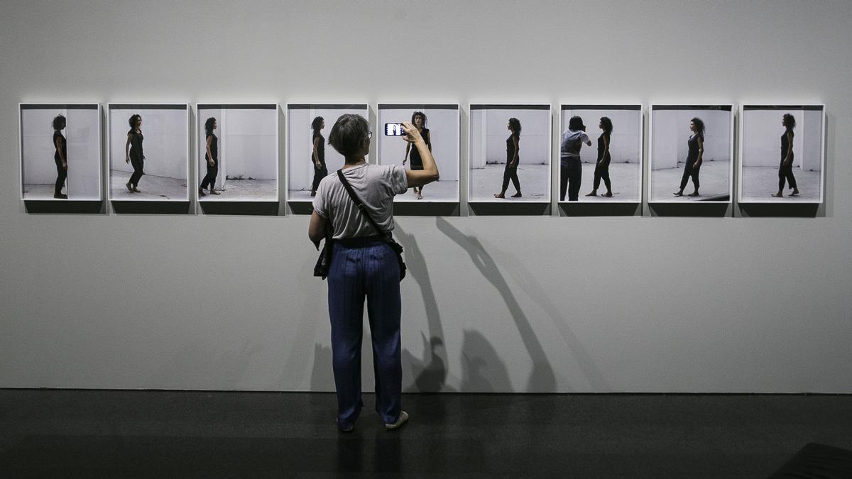 Primera gran exposición, en el Macba, de María Teresa Hincapié (1954-2008), fue una de las más destacadas artistas de performance y arte de acción de Colombia.