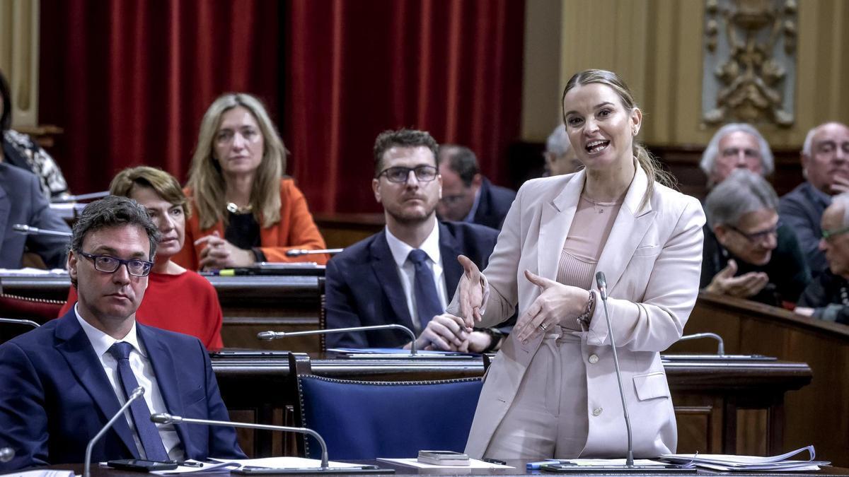 La presidenta del Govern, Marga Prohens, durante un pleno en el Parlament