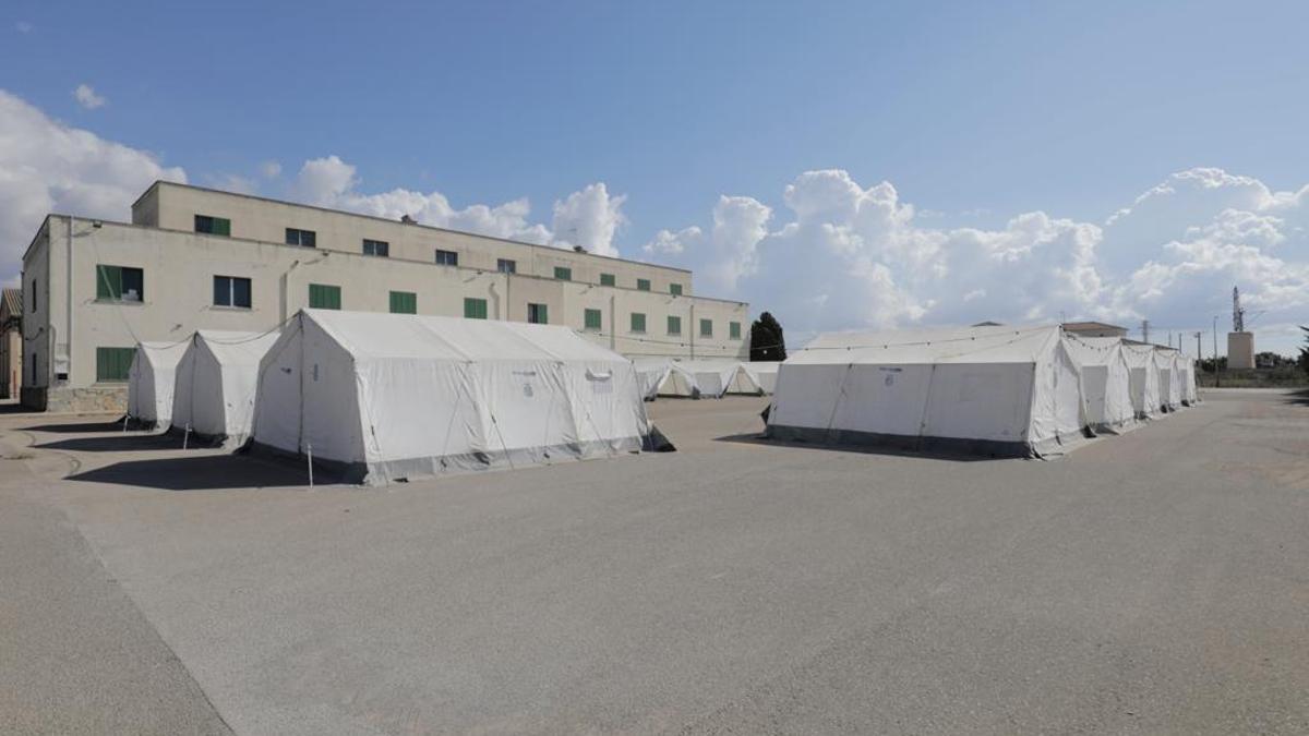 Preparan el cuartel de Son Tous para acoger a los centenares de migrantes llegados a Baleares