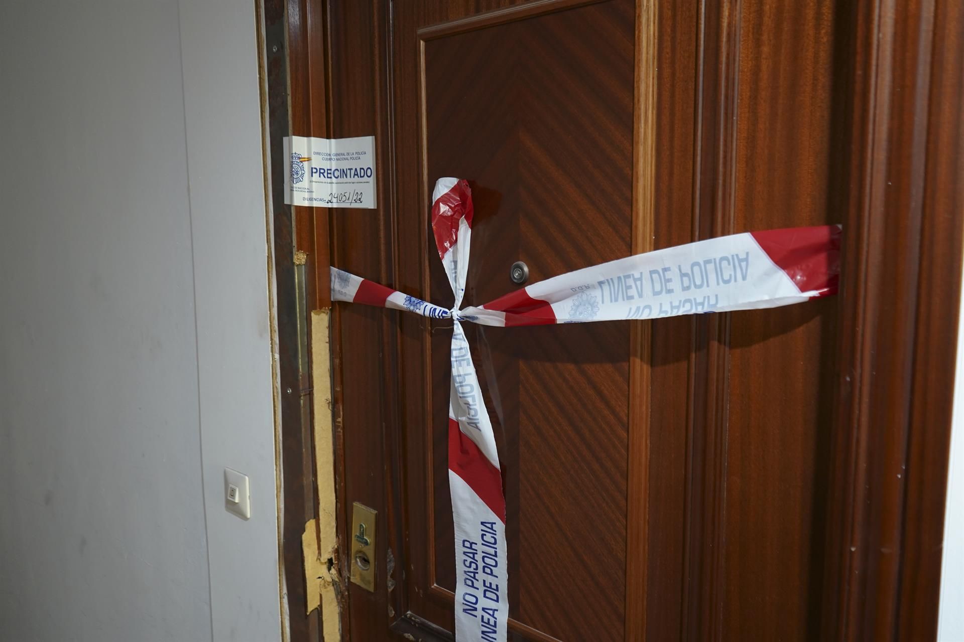 Entrada de la vivienda donde fue asesinada una mujer británica de 69 años. La víctima fue apuñalada presuntamente por su marido, de 80 años.