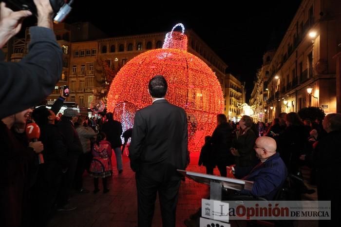 Estrellas y bolas ya brillan en las calles de Murcia