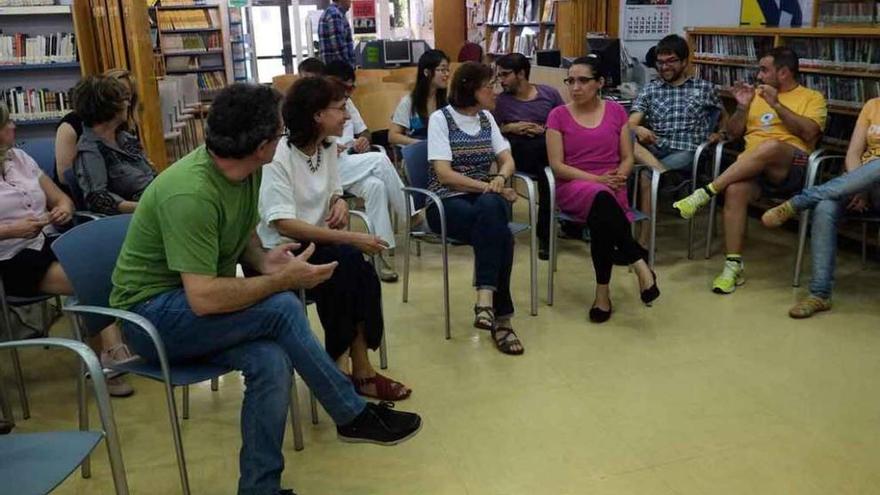 Los intervinientes, entre el público, antes de comenzar la conferencia.