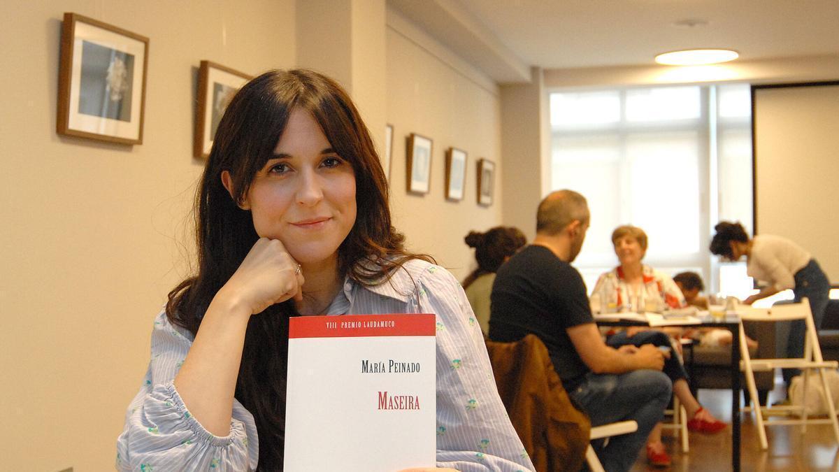 María Peinado e o seu libro "Maseira" nos salóns do Café Camilo de Lalín