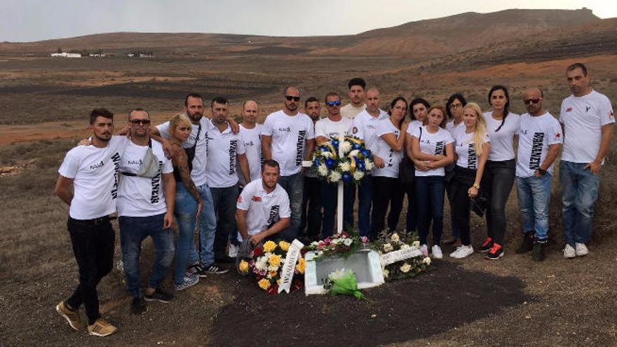 Homenaje de familiares y amigos a Nauzet Gutiérrez, último motorista fallecido en Lanzarote.