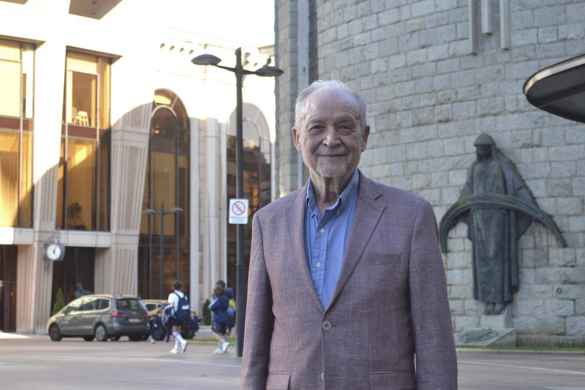 Leopoldo Tolivar Alas en la plaza de la Gesta.