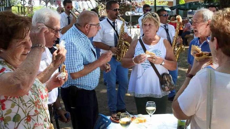 Un momento de la fiesta de la lamprea, ayer, en Arbo. // A. Hernández