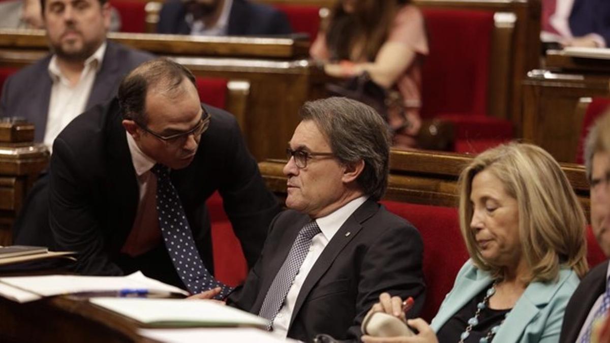 Jordi Turull se dirige a Artur Mas en presencia de Joana Ortega, este miércoles, en el Parlament.