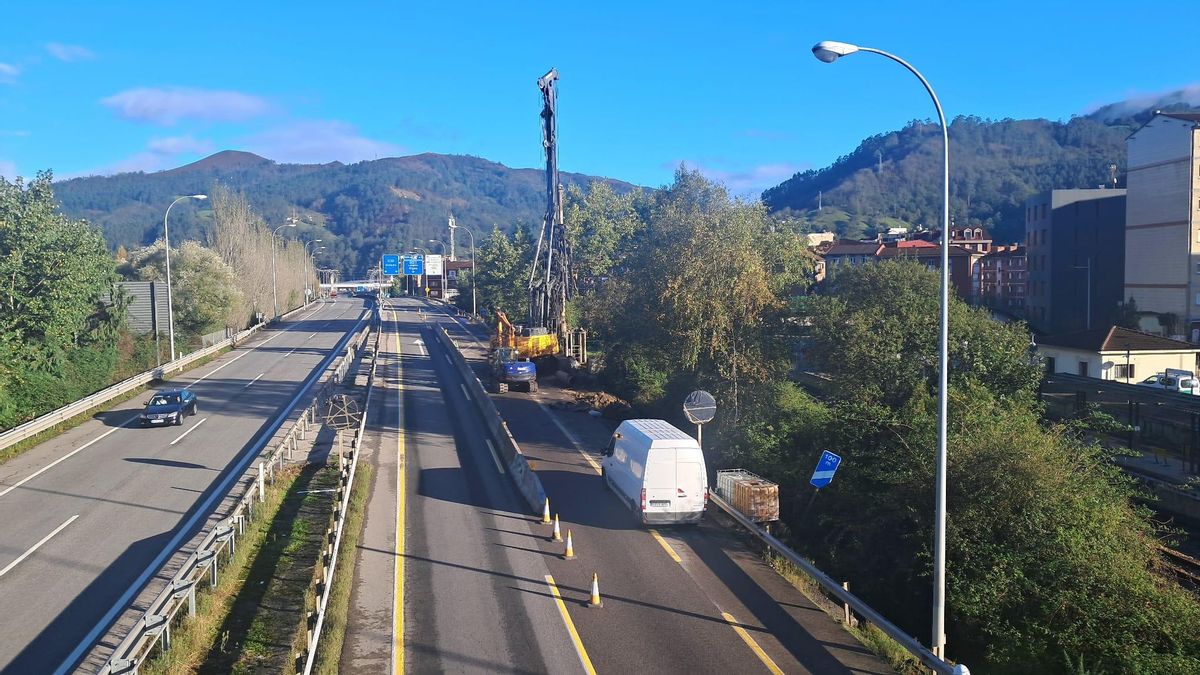 Una máquina trabajando a la altura de la estación de Feve.