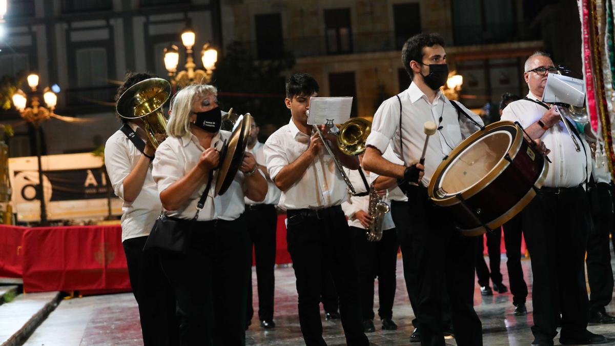 Búscate en el primer día de la ofrenda por la Calle Caballeros de las 21:00 a las 22:00