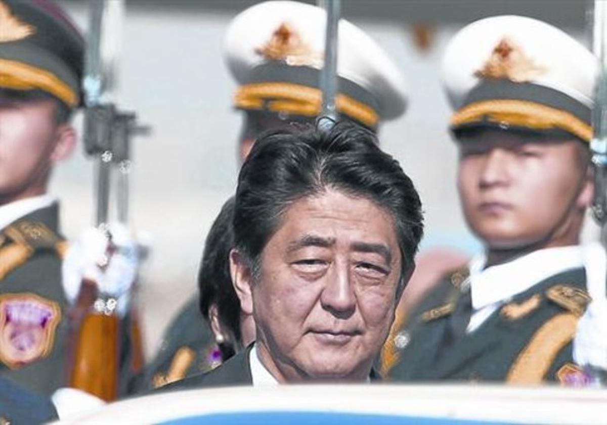 El primer ministre japonès, Shinzo Abe, passa revista a la guàrdia d’honor a l’arribar ahir a Pequín. El primer ministre japonès, Shinzo Abe, passa revista a la guàrdia d’honor a l’arribar ahir a Pequín.