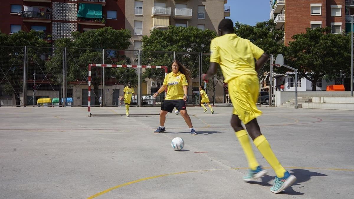 Jóvenes jugadores juegan en una cancha de cemento en Mataró